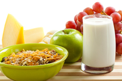 Frukt, müsli och ett glas mjölk